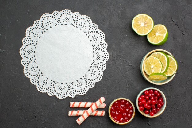 Foto gratuita vista superior de rodajas de limón fresco con bayas