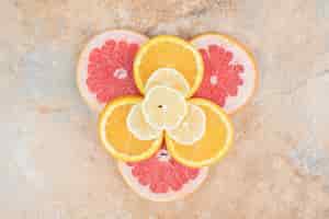 Foto gratuita vista superior de rodajas de limón, naranja y pomelo. foto de alta calidad