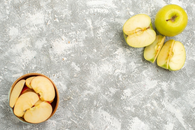 Vista superior en rodajas de manzanas frescas frutas frescas sobre fondo blanco claro fruta madura suave