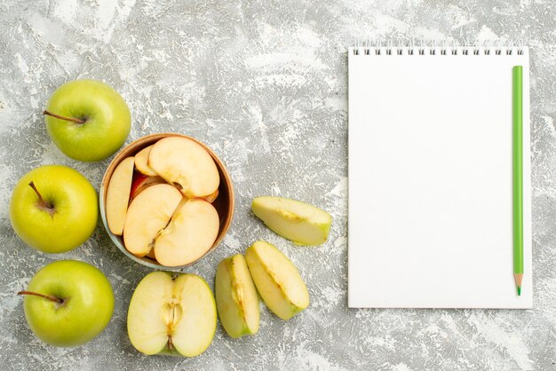 Vista superior en rodajas de manzanas frescas frutas frescas sobre fondo blanco fruta madura suave