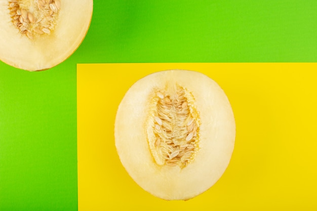 Una vista superior en rodajas de melón fresco dulce pulposo suave aislado en verde-amarillo