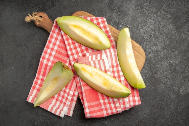 Foto gratuita vista superior de rodajas de melón fresco frutas deliciosas en la oscuridad