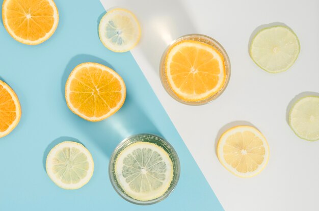 Vista superior rodajas de naranja y limón