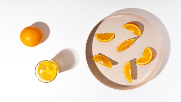 Vista superior de rodajas de naranja en un plato