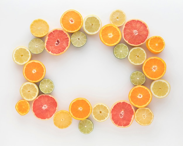 Vista superior de rodajas de naranjas y limones