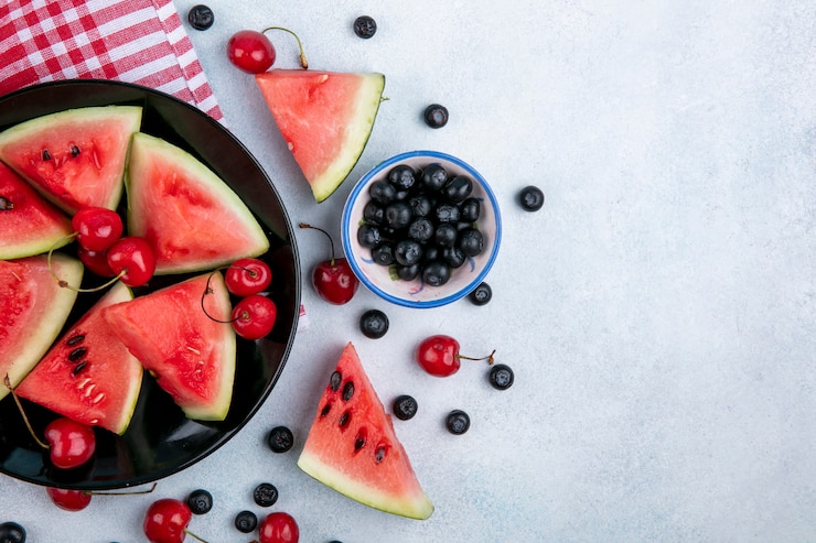 Foto gratuito vista superior rodajas de sandía con cerezas en un plato con arándanos en una taza