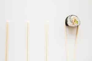 Foto gratuita vista superior del rollo de sushi con palillos