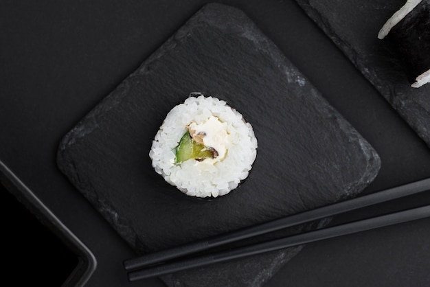 Vista superior del rollo de sushi en pizarra
