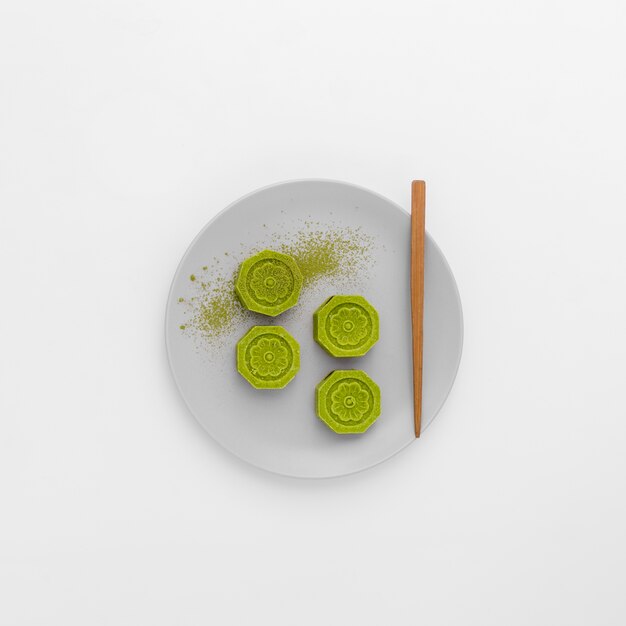 Vista superior rollos de matcha en un plato