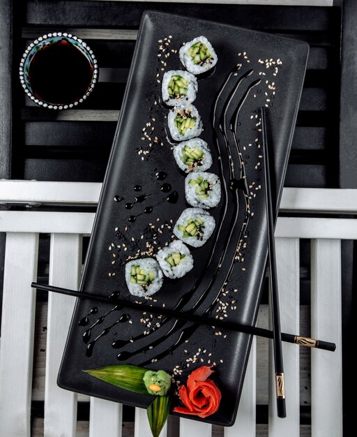 Vista superior de rollos de sushi nori con pepino