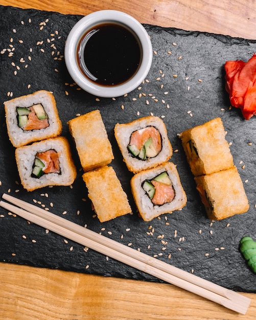 Vista superior rollos de sushi con salmón y salsa de soja