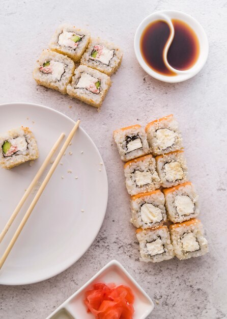 Vista superior de rollos de sushi con salsa