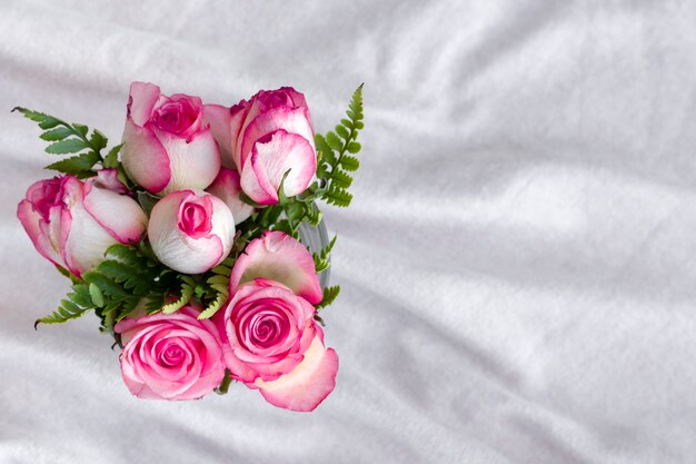 Vista superior rosas románticas sobre una mesa