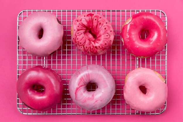 Vista superior de rosquillas rosadas lindas