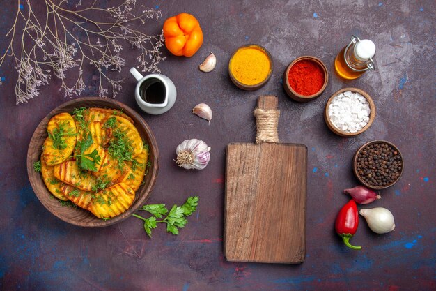 Vista superior sabrosa comida deliciosa de patatas cocidas con verduras en la superficie de color púrpura oscuro plato de cena de patata cocinar comida