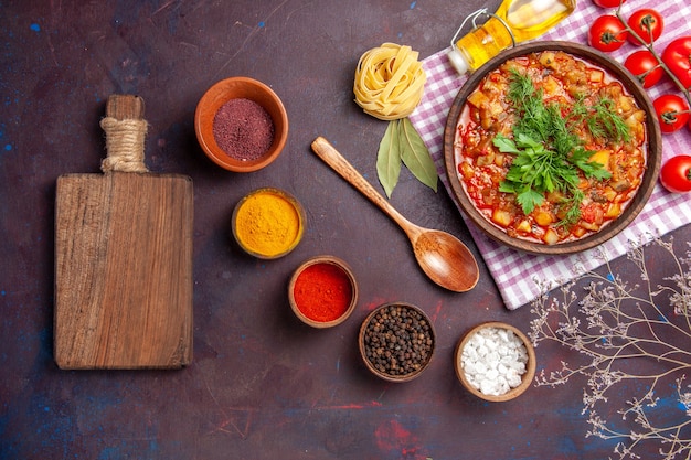 Vista superior sabrosa comida de salsa de verduras cocidas con tomates y condimentos sobre fondo oscuro cena salsa comida plato comida