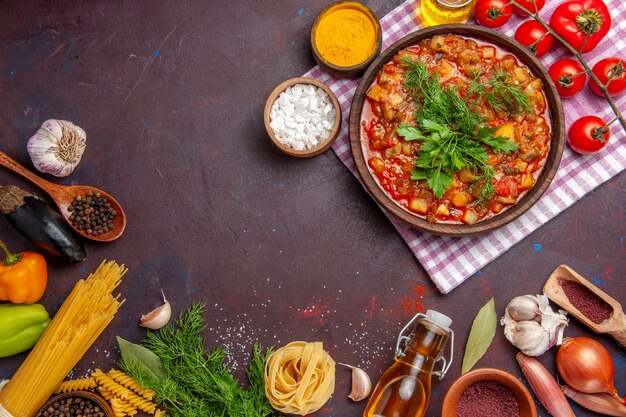 Vista superior sabrosa comida de salsa de verduras cocidas con verduras y condimentos en la salsa de plato de cena de comida de fondo oscuro