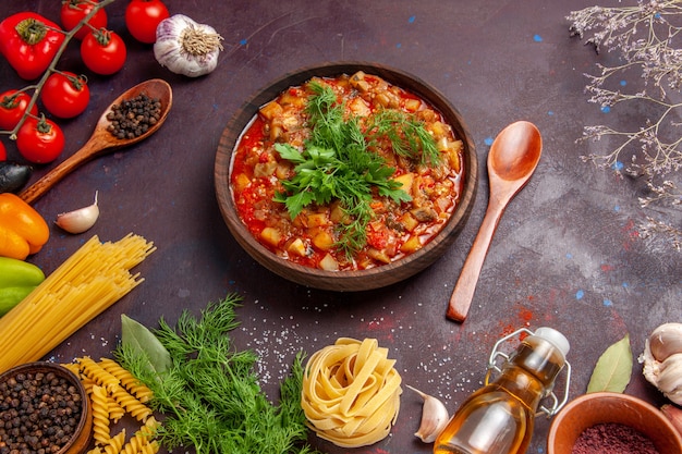 Vista superior sabrosa comida de salsa de verduras cocidas con verduras y condimentos en una salsa de plato de cena de comida de superficie oscura