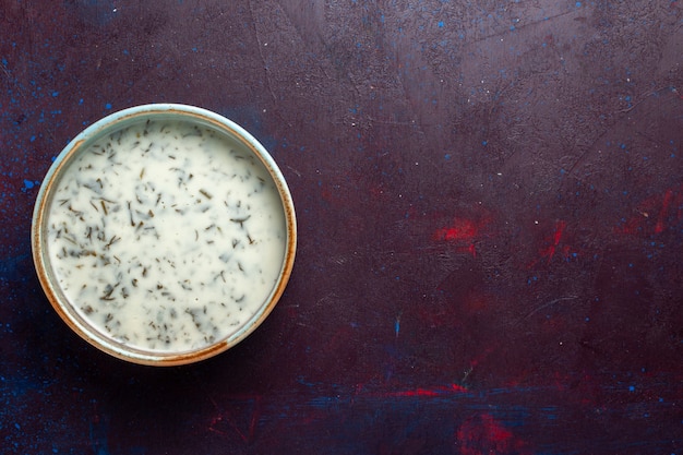 Vista superior sabrosa dovga de yogur con verduras dentro de la mesa oscura, comida comida sopa cena verde