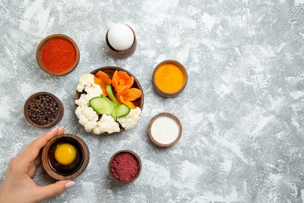 Vista superior sabrosa ensalada con condimentos sobre fondo blanco claro ensalada comida vegetal comida salud