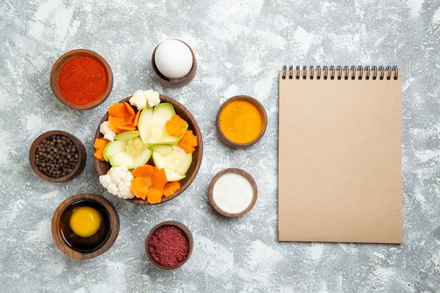 Vista superior sabrosa ensalada con condimentos sobre fondo blanco ensalada comida vegetal salud alimentaria