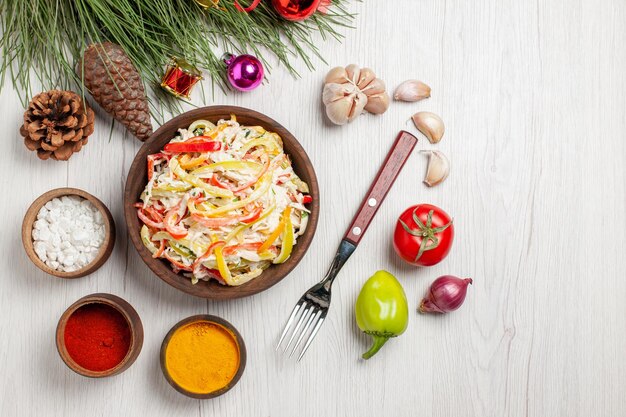 Vista superior sabrosa ensalada de pollo con condimentos en la carne de piso blanco ensalada de bocadillos de comida fresca