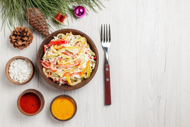 Vista superior sabrosa ensalada de pollo con condimentos en el escritorio blanco carne ensalada de bocadillos de comida fresca