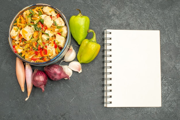 Foto gratuita vista superior sabrosa ensalada de pollo con verduras