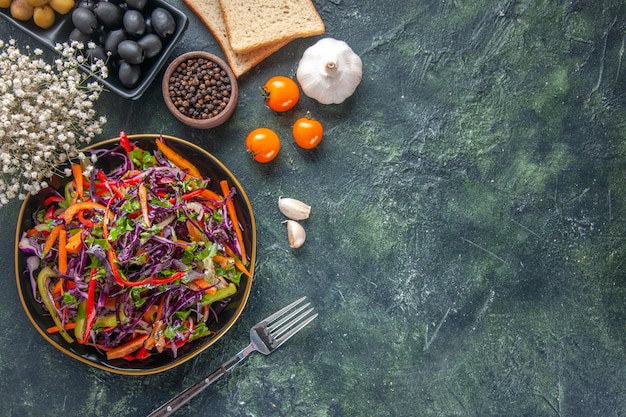 Vista superior sabrosa ensalada de repollo con aceitunas y pan sobre fondo oscuro comida pan vacaciones merienda dieta salud comida almuerzo