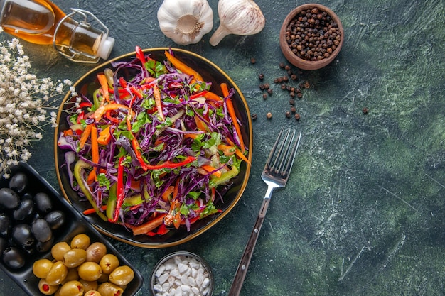 Vista superior sabrosa ensalada de repollo con pimientos dentro de la placa sobre fondo oscuro, comida, comida, merienda, dieta, almuerzo, vacaciones, comida