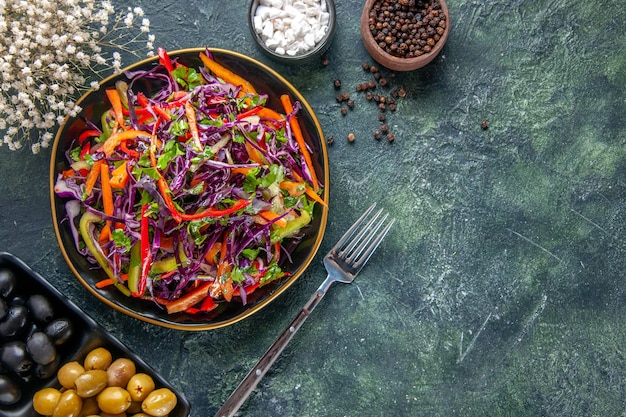 Vista superior sabrosa ensalada de repollo con pimientos dentro de la placa sobre fondo oscuro comida salud pan snack dieta almuerzo comida de vacaciones