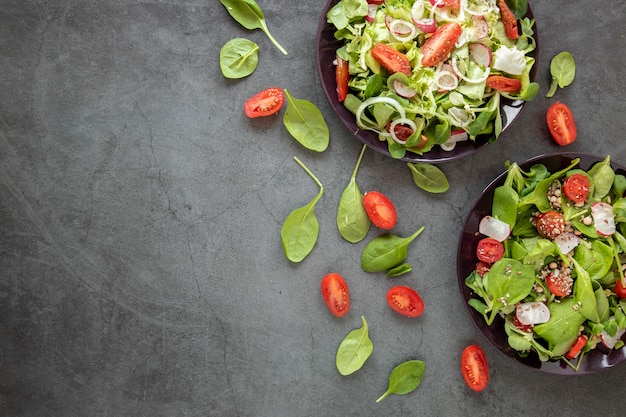 Vista superior sabrosa ensalada con tomates