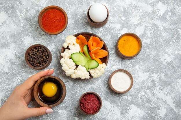 Vista superior sabrosa ensalada útil con condimentos sobre fondo blanco ensalada comida vegetal salud alimentaria