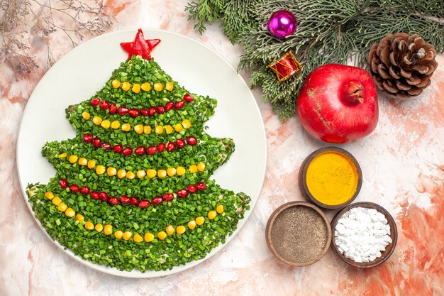 Vista superior sabrosa ensalada verde en forma de árbol de año nuevo sobre fondo claro