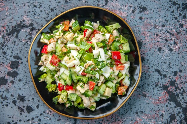 Vista superior sabrosa ensalada de verduras dentro de la placa sobre fondo oscuro cocina restaurante almuerzo comida fresca dieta saludable color