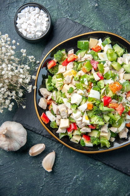 Vista superior sabrosa ensalada de verduras dentro de la placa con un tenedor sobre fondo oscuro comida de restaurante color dieta saludable cocina fresca comida