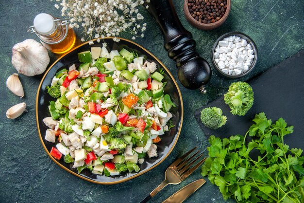 Vista superior sabrosa ensalada de verduras con queso sobre fondo oscuro restaurante comida color salud dieta comida cocina fresca almuerzo