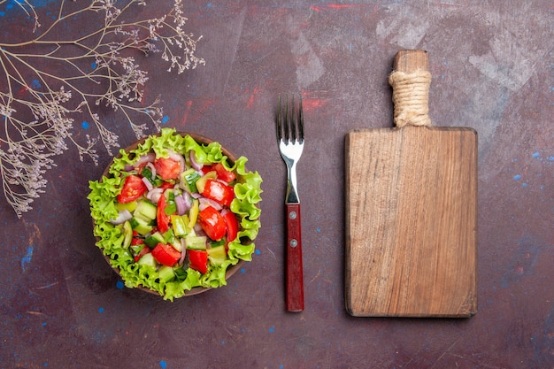 Vista superior sabrosa ensalada de verduras en rodajas con ingredientes frescos en la oscuridad