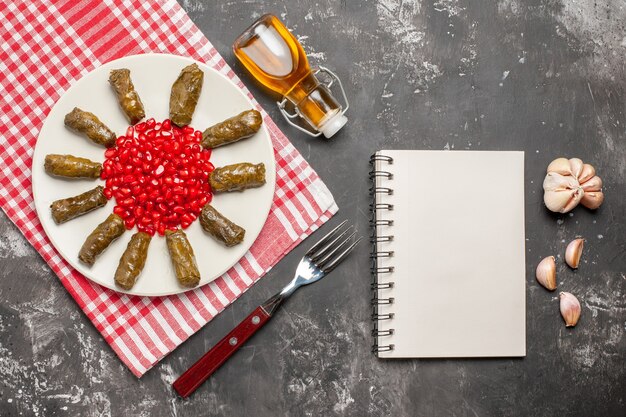 Vista superior de la sabrosa hoja de dolma con ajo en superficie oscura