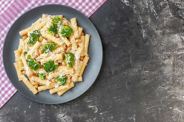 Vista superior sabrosa pasta cocida con brócoli y condimentos sobre fondo gris claro foto en color comida comida de masa italiana