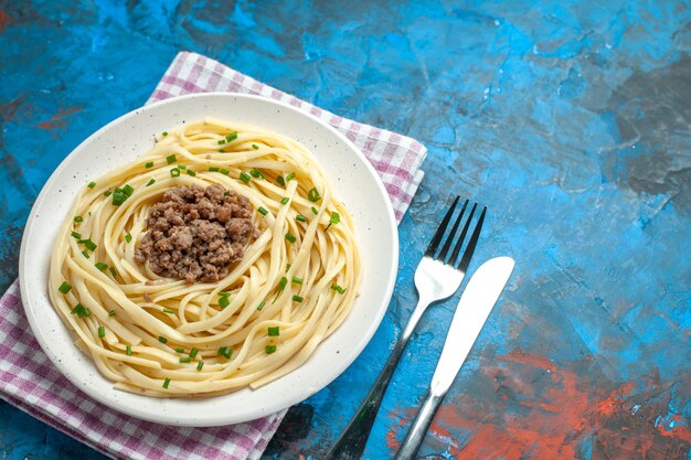 Vista superior de la sabrosa pasta italiana con carne molida en el plato de masa de color azul comida de comida de carne