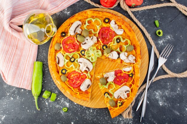 Vista superior sabrosa pizza de champiñones con tomates rojos, aceitunas verdes, champiñones con tomates frescos y aceite por toda la carne de masa de pizza de escritorio gris