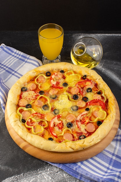 Vista superior sabrosa pizza con queso con tomates rojos, aceitunas negras y salchichas con aceite de jugo sobre el fondo oscuro, masa italiana de comida rápida