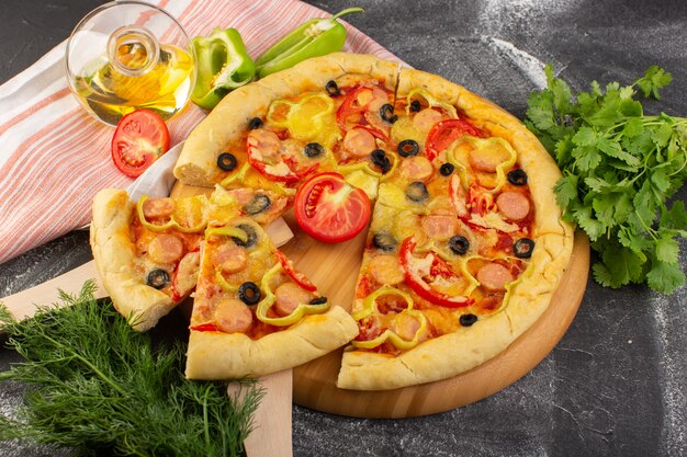 Vista superior de la sabrosa pizza con queso con tomates rojos, aceitunas negras, salchichas en el fondo gris, comida rápida, comida italiana, hornear