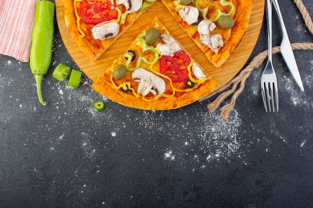 Vista superior sabrosa pizza de setas con tomates rojos aceitunas verdes setas con tomates por todo el fondo gris masa de pizza carne italiana
