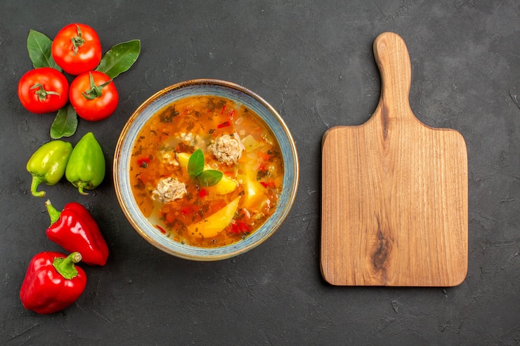 Foto gratuito vista superior sabrosa sopa de albóndigas con verduras en los colores del plato de salsa de mesa oscura