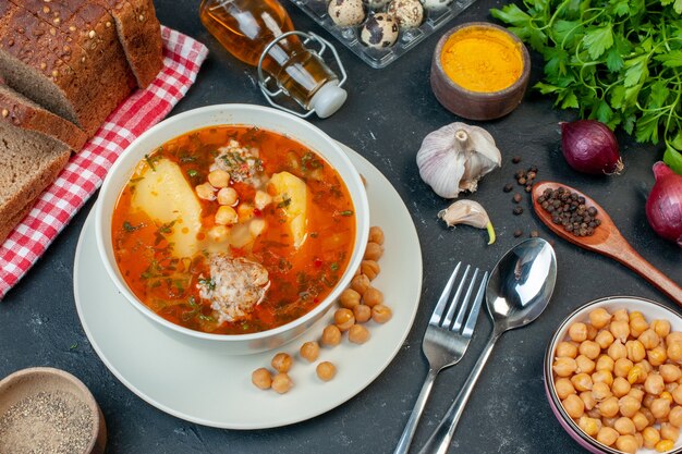 Vista superior sabrosa sopa de carne consiste en patatas, carne y frijoles sobre fondo oscuro