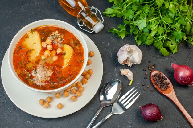 Vista superior sabrosa sopa de carne consiste en patatas, carne y frijoles sobre fondo oscuro