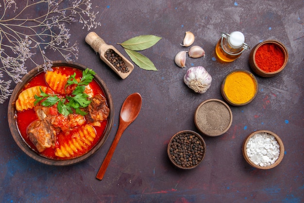 Foto gratuita vista superior sabrosa sopa de carne con diferentes condimentos en negro