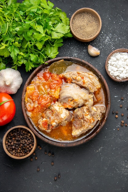 Vista superior sabrosa sopa de carne con verduras en carne oscura foto en color salsa gris comida comida caliente plato de cena de papa